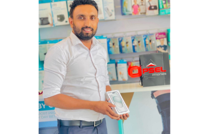 Happy Customer with iPhone 15 – Genuine Apple Experience at OPSEL